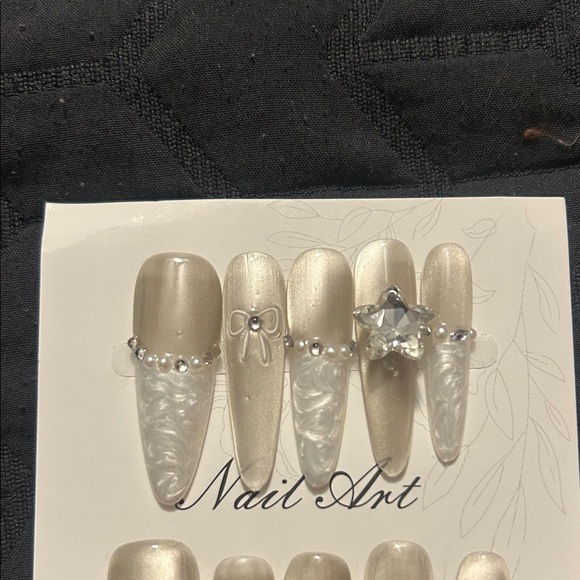 Handmade Elegant Silver Nail Press-On Set - Picture 6 of 7